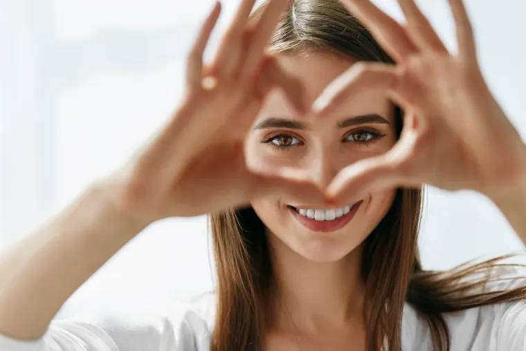 Mladi luk štiti zdravlje očiju. Tijelu je prijeko potreban vitamin A za proizvodnju rodopsina, proteina u očima koji receptorima mrežnjače omogućuje upijanje svjetlosti. Osobe čija prehrana ne sadrži dovoljne količine vitamina A mogu dobiti noćno sljepilo i druge poremećaje vida, uključujući čireve rožnjače. Stabljika mladog luka sadrži 24 mikrograma vitamina A u obliku provitamina A koji se u organizmu pretvara u retinol, aktivni oblik vitamina. Ova količina vitamina A ispunjava 3,4 posto dnevnih potreba kod žena i 2,6 posto kod muškaraca.