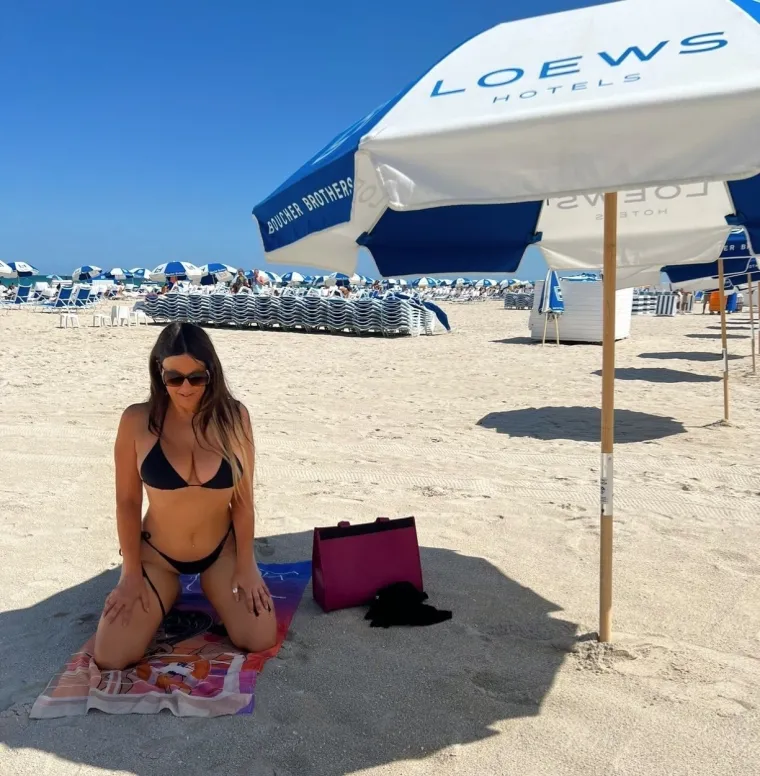Claudia Romani vruća je poput pijeska na kojem se valjala namještajući sve svoje atribute za slikanje