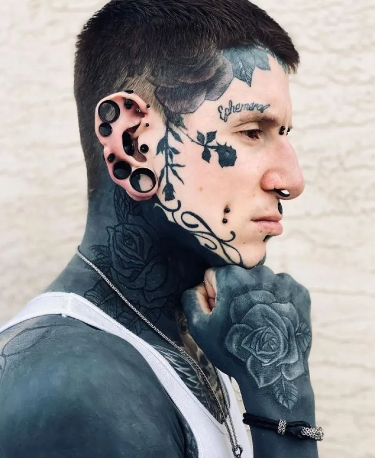 Kuhar iz Kanade je od tada potrošio bogatstvo na svoju transformaciju koja uključuje piercing i nakit na njegovom tijelu.