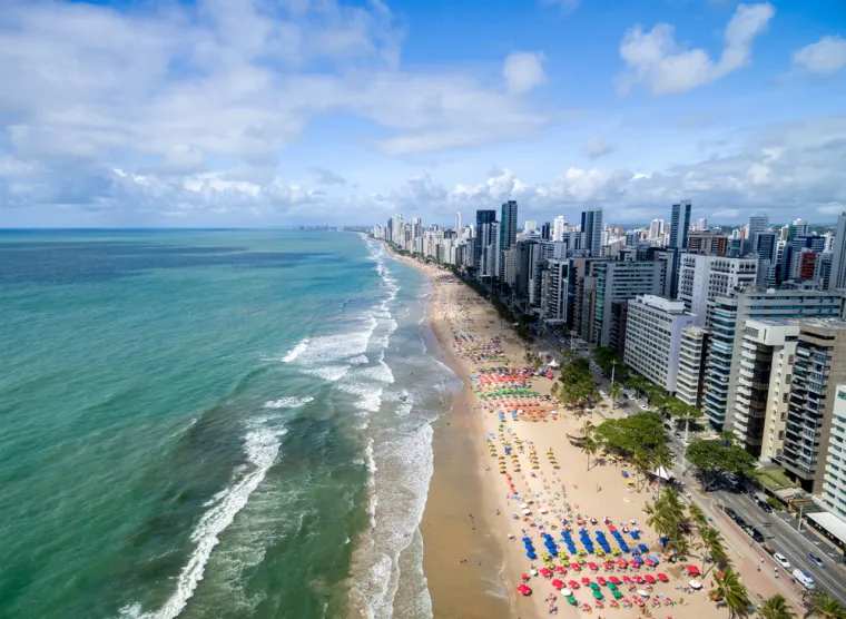 3. Visoko na popisu opasnih plaža zbog aktivnosti morskih pasa je Boa Viagem u Recifeu, u tropskoj državi Pernambuco na sjeveroistoku Brazila. Boa Viagem je vrlo popularna plaža u centru Recifea, grada od dva milijuna ljudi. Mnogi stanovnici prihvaćaju kulturu plaže i sudjeluju u mnogim aktivnostima na plaži tijekom cijele godine, poput surfanja i plivanja. U posljednjih 20 godina na ovoj plaži zabilježeno je preko 50 napada morskih pasa, od kojih su mnogi bili smrtni. Kao rezultat toga, Boa Viagem je zapravo zabranio surfanje i plivanje u dubini većoj od jednog metra od 1999. godine. Spasioci na plaži prolaze posebnu obuku za rješavanje ozljeda od morskih pasa. Unatoč godinama rasprave među stručnjacima kako smanjiti ozlijede od morskih pasa u Boa Viagemu, ne postoji jasan plan osim da se ljudi drže podalje od dubina.