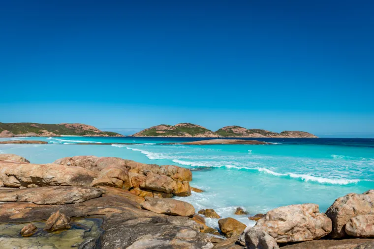 6. Po svemu sudeći, gradić Esperance na jugozapadu zapadne Australije idilično je mjesto za život, rad i podizanje obitelji. U Indijskom oceanu nalaze se prekrasne plaže s bijelim pijeskom i savršeni valovi za surfanje. Gotovo svatko ima posao ili hobi vezan uz more. S tri smrtonosna napada morskih pasa u samo tri godine na surfere i ronioce, rijetke su one obitelji koje žele živjeti uz ovaj dio oceana. Zbog sva tri napada koja se pripisuju velikim bijelim morskim psima, mnogi ljudi u zajednici pozivaju na strategiju posebnih mjera zaštite, od mreža za morske pse do bubnjeva sa senzorima pokreta do izravnog odstrela problematičnih morskih pasa. Do daljnjeg istraživanja i dostupnog financiranja, odgovor vlade je zasad ograničen na službeno upozorenje da se mještani drže podalje od dubina u vrijeme parenja morskih pasa.