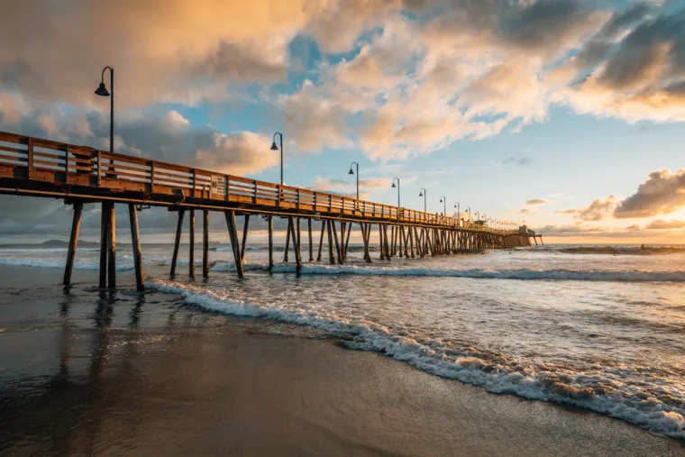 8. Imperial Beach inače je ugodan gradić na plaži južno od San Diega u Kaliforniji, otprilike 10 kilometara sjeverno od međunarodne granice s Meksikom. Dugo popularna među surferima zbog čestih i snažnih valova, Imperial Beach također ugošćuje mnoge ribare i druge ljubitelje plaže koji uživaju u Tihom oceanu kao stanovnici ili posjetitelji. Ono što je grad i njegovu obalu učinilo zloglasnim posljednjih desetljeća nije smješteno u samom gradu, niti čak i u Sjedinjenim Državama. Neposredno iznad granice u Meksiku postoji veliko postrojenje za pročišćavanje otpadnih voda koje obrađuje svu otpadnu vodu iz grada Tijuane, urbane metropole od preko dva milijuna ljudi, u kojoj je došlo do ogromnog porasta stanovništva od 1950-ih . Postrojenje je, prema svim procjenama, daleko iznad kapaciteta za koje je projektirano, a kolosalne količine sirove kanalizacije i industrijskih zagađivača redovito se ispuštaju u Tihi ocean. To je oko 140 milijuna litara otrovnih efluenta dnevno koji se slijevaju, preko međunarodne granice, u Imperial Beach, prvo naseljeno područje sjeverno od granice. Gradske vlasti redovito upozoravaju da se ne ulazi u ocean. Međutim, ne mogu učiniti ništa kako bi kontrolirali ili eliminirali ispuštanje štetnih tvari koji utječe na njihove plaže, budući da se događa u drugoj zemlji. Kako bi se ublažio dio očite opasnosti po ljudsko zdravlje, bez obzira na izvor, dodijeljena su sredstva , a poduzimaju se koraci za preusmjeravanje i pročišćavanje nekih od meksičkih otpadnih voda u SAD-u.