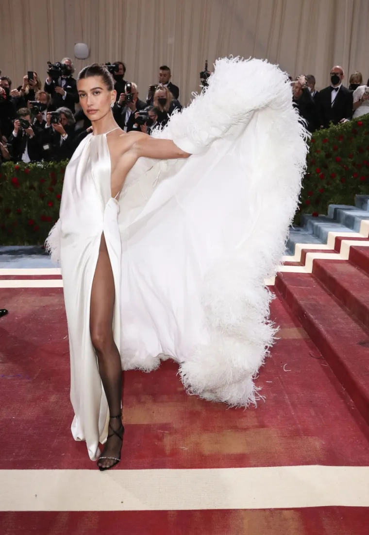 A gdje je Justin? Hailey Bieber sama i zamišljena, ali onda je priredila šou u krajnje riskantnoj haljini