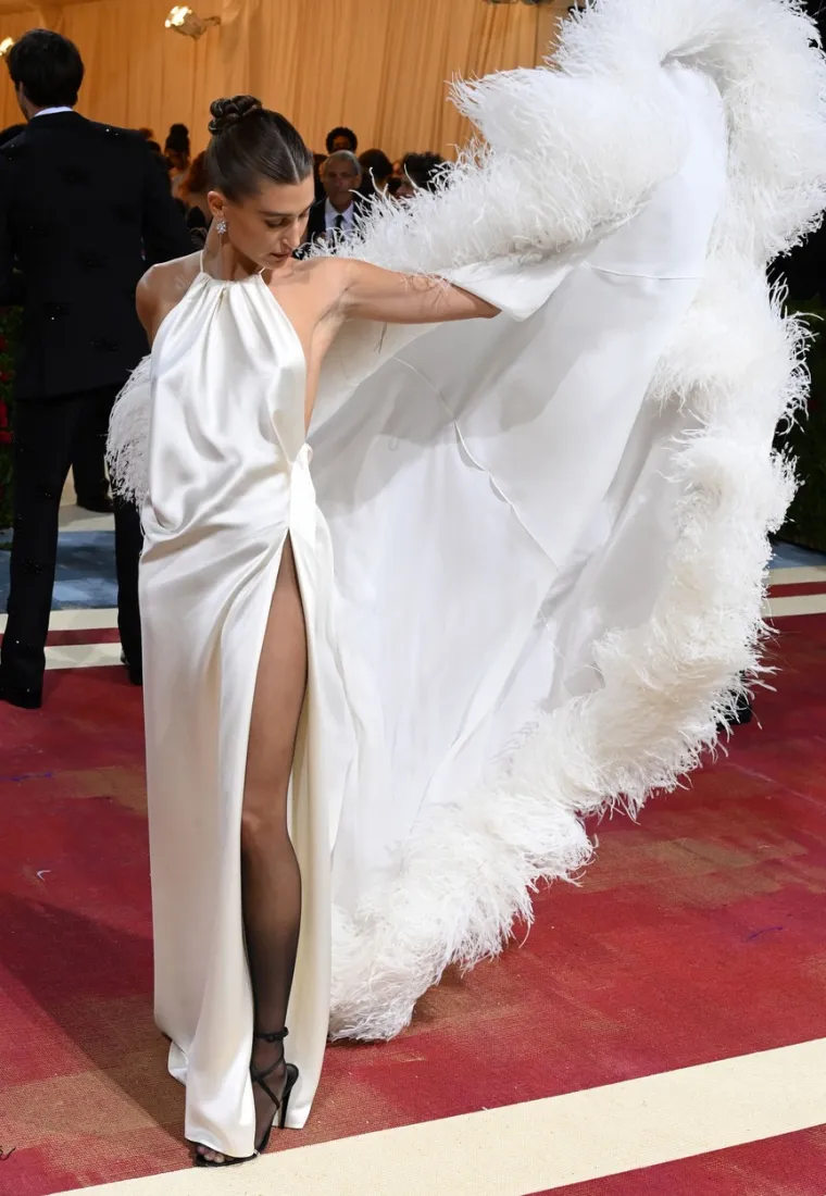 A gdje je Justin? Hailey Bieber sama i zamišljena, ali onda je priredila šou u krajnje riskantnoj haljini
