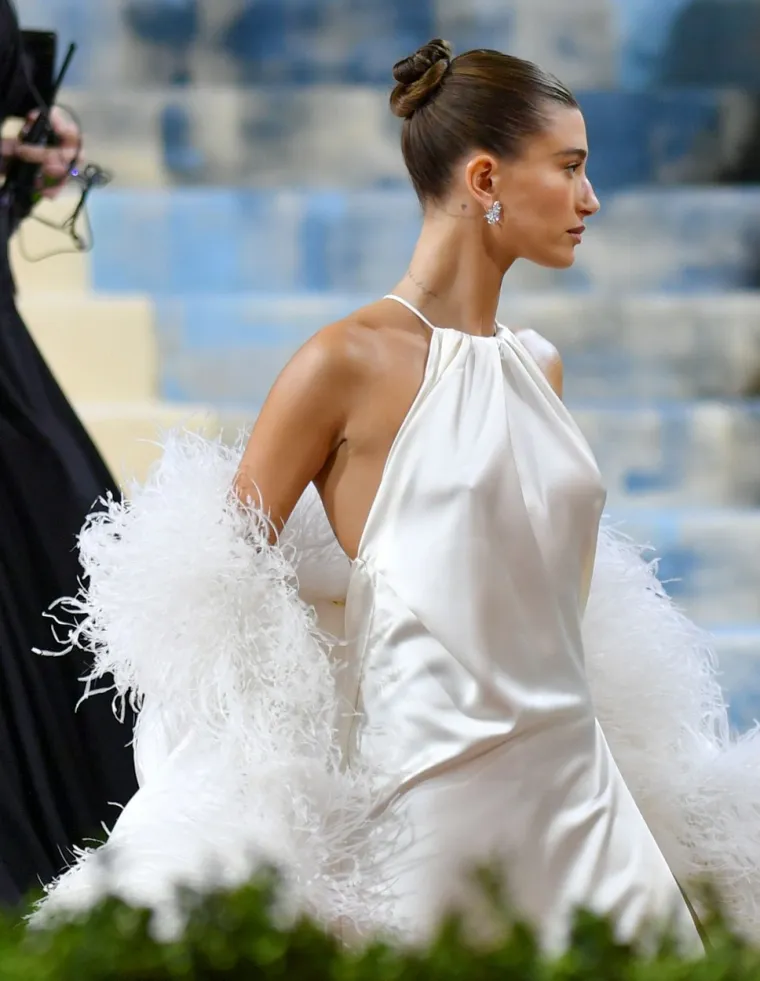 A gdje je Justin? Hailey Bieber sama i zamišljena, ali onda je priredila šou u krajnje riskantnoj haljini