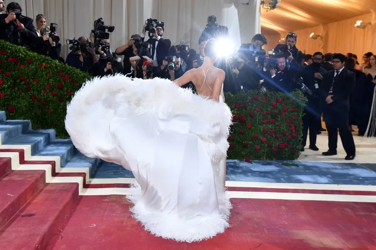A gdje je Justin? Hailey Bieber sama i zamišljena, ali onda je priredila šou u krajnje riskantnoj haljini