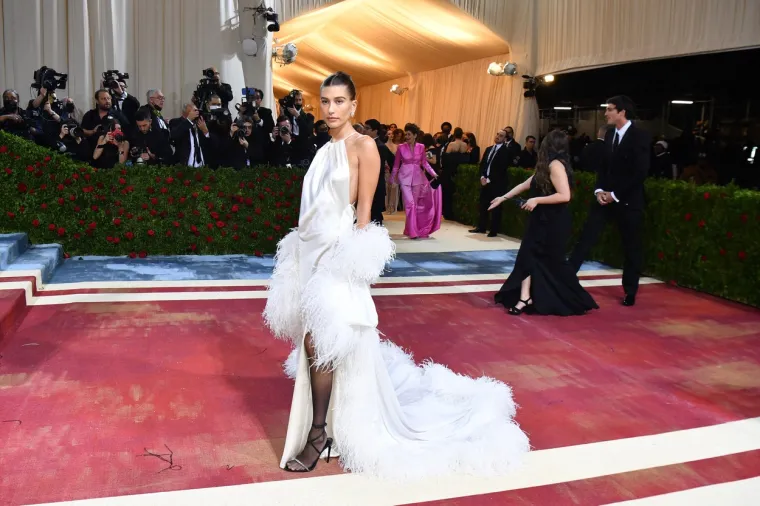 A gdje je Justin? Hailey Bieber sama i zamišljena, ali onda je priredila šou u krajnje riskantnoj haljini