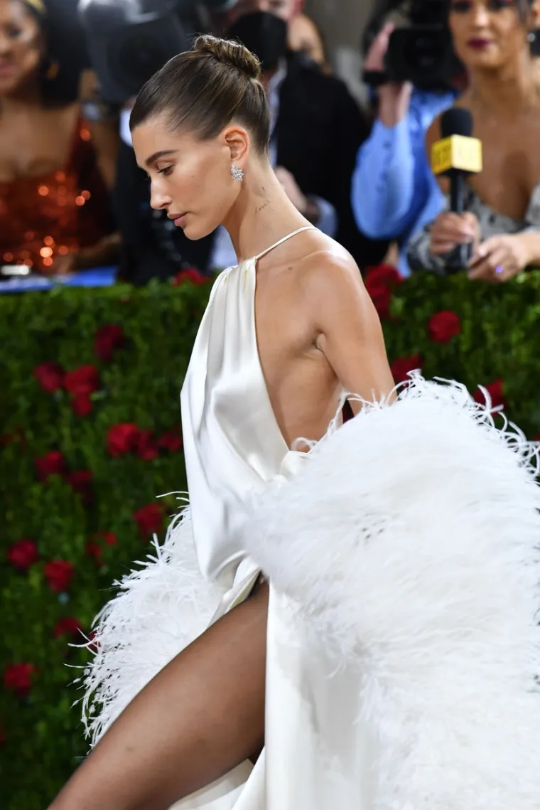 A gdje je Justin? Hailey Bieber sama i zamišljena, ali onda je priredila šou u krajnje riskantnoj haljini