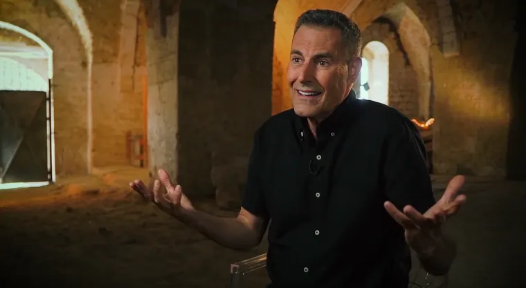 10. Psihokineza je sposobnost manipuliranja predmetima bez dodirivanja. Uri Geller može savijati žlice, pomicati stvari i otkrivati detalje predmeta skrivenih od njegovog pogleda. Izraelski vidovnjak može savijati žlicu prema gore bez ikakve sile i pokazao je tu sposobnost tijekom posjeta američkom Kapitolu. Postoje neka nagađanja da su Gellerove sposobnosti bile magični trikovi temeljeni na znanstvenim principima. Međutim, on to radi od svoje pete godine, to zvuči kao priča o porijeklu zlog genija.