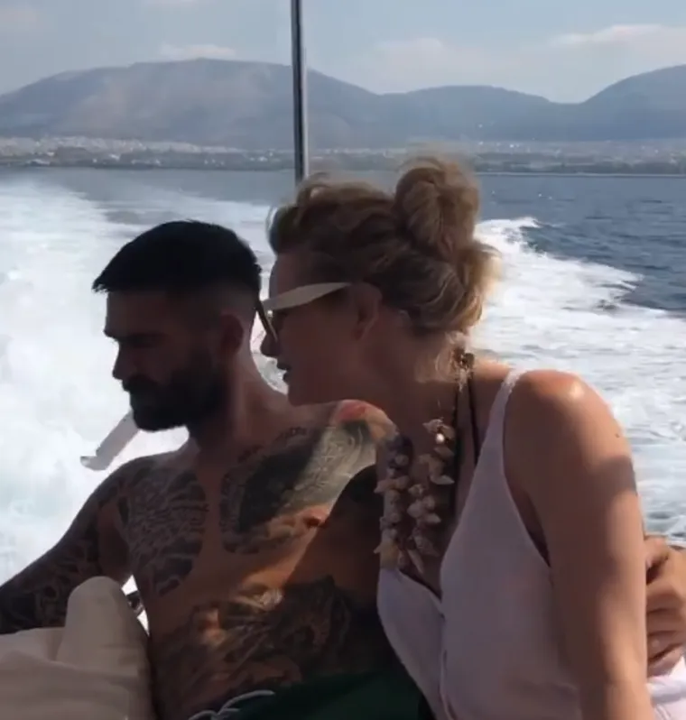 “Da bi Marko bija sve ovo šta je danas, trebala je biti uz njega žena koja osim šta voli svog muškarca, razumije i njegovu strast i ljubav prema onom šta radi, koja ga podržava i vjerno čeka i onda kad bi htjela da je više uz nju, koja mu je stvorila obitelj koja je danas njegova najveća snaga i uporište i mjesto gdje ga nakon svega lijepog i ružnog uvijek čekaju njegovi najmiliji. Zato veliko hvala Iris u ime cijelog navijačkog puta i nek vas čuva i prati dragi Bog’”, jednom su prilikom napisali Torcidaši ispod Irisine fotografije na Instagramu, što je još jedan dokaz koliko je Livajini navijači cijene i vole. 
