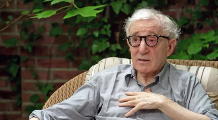 Kontroverzni redatelj Woody Allen je danas 51-godišnju Soon-Yi posvojio s glumicom Mijom Farrow, a vezu su započeli kad je ona imala 22 godine. Svoju vezu su tajili, a Mia je za nju saznala kad je pronašla njihove erotske fotografije. 