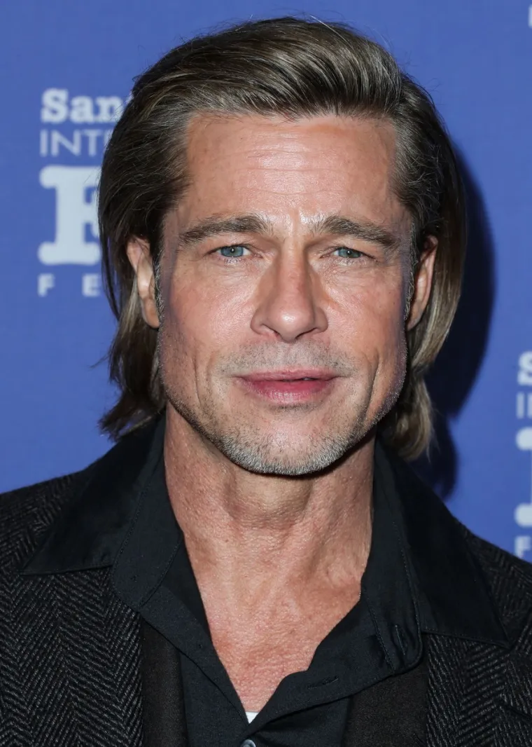 Brad Pitt i Angelina Jolie svoju strastvenu vezu započeli su puno prije nego što se on rastao od Jennifer Aniston te prije nego je slavni par to sve obznanio svijetu. Na snimanju filma &quot;Mr. &amp; Mrs. Smith&quot; glumac je (iako u braku) priznao da gaji osjećaje prema kolegici Angelini. Brad se od Jennifer rastao nakon pet godina braka 2005. godine. 