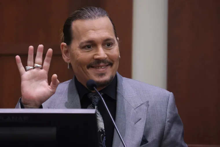 Johnny Depp zavolio je francusku glumicu i pjevačicu Vanessu Paradis 1998. godine, ali se nikada nisu vjenčali. Zajedno imaju dvoje djece, Lily-Rose i Jacka. No, kada je Depp počeo raditi na filmu &quot;Dnevnik s rumom&quot;, objavljeno je da je imao aferu s glumicom Amber Heard. 