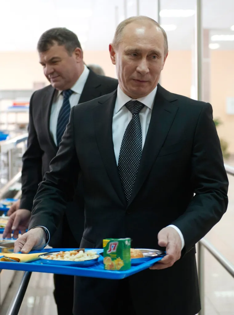 2. Doručak počinje kasno: Uvijek je fascinantno naučiti i prosuditi o jutarnjim navikama raznih svjetskih lidera. Papa Franjo, na primjer, počinje dan prije zore i jede jednostavan doručak nakon molitve. Trump, s druge strane, uopće ne doručkuje. Pa &scaron;to je s Putinom? Usprkos svim mačo poziranjem i fotografijama na konju bez majice, svoj dan započinje prilično ležerno. Zapravo, budi se dovoljno kasno da se doručak servira u podne, &scaron;to je vrsta rutine koja je obično rezervirana samo za studente i pisce. Na jelovniku se obično nalazi veliki omlet ili zdjela ka&scaron;e, s prepeličjim jajima i ča&scaron;om voćnog soka. Sastojci se također &scaron;alju s posjeda patrijarha Kirila, tako da znate da on dobiva dobre stvari. Sve jako lijepo, ali nije losos ulovljen rukom iz potoka, ili voće izvađeno iz ralja planinskog medvjeda, zar ne?
