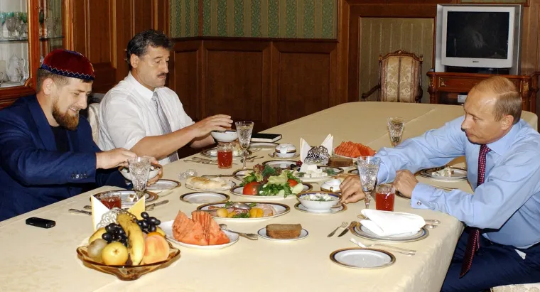 4. Zdravo se hrani &mdash; vjerojatno: Stvarne prehrambene navike Vladimira Putina je te&scaron;ko dokumentirati, a izvje&scaron;ća koja dobivaju mediji nisu neprovjerljiva. Za primjer, rečeno je da Putin radije jede zdravu hranu, uključujući rajčice, krastavce i zelenu salatu. Najvi&scaron;e voli ribu, iako mu je omiljeno meso ovčetina te izbjegava slatki&scaron;e. Ova informacija, međutim, dolazi iz Pravde (publikacije nekoć poznate kao službena propaganda Komunističke partije Sovjetskog Saveza) koja je i sama izvje&scaron;tavala o Putinovim vlastitim riječima. Kako može vi&scaron;e voljeti ribu kad mu je omiljeno meso ovčetina? Kakva je to "rajčica, krastavac i zelena salata?" Izbjegava li doista slatki&scaron;e s obzirom na to koja mu je omiljena hrana? Možda je jedina napola uvjerljiva činjenica u izvje&scaron;ću Pravde da, prema riječima njegove supruge, Putin vjeruje da žene moraju obavljati sve poslove u kući i da ih ne treba hvaliti kako ih ne bismo razmazili.
