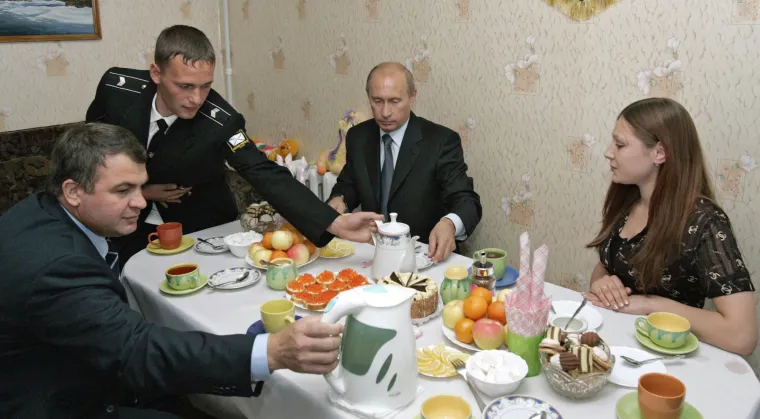 6. Kefir, voće i ni&scaron;ta drugo: Odrediti &scaron;to Vladimir Putin voli jesti tijekom ostatka dana je jo&scaron; teže. Prema njegovim riječima, voli probati domaću kuhinju kada je na putovanju te će jesti voće i piti kefir kada može, ali inače obično ne jede poslijepodne. Često preskače večeru zbog zauzetosti. Kefir je jedna od rijetkih stvari koje se, čini se, stalno pojavljuju u različitim izvje&scaron;tajima o Putinovoj prehrani. Piće nalik jogurtu primijećeno je u medijskim istupima, a prema riječima njegove sada već biv&scaron;e supruge Ludmile, način da je Vladimir natjera je bilo čekanje kod kuće s ča&scaron;om kefira na kuhinjskom stolu.