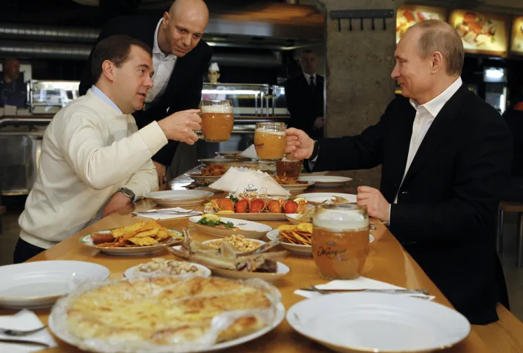 8. Njegov omiljen restoran: Vladimir Putin je također sklon noćnom izlasku s vremena na vrijeme i ima barem jedan omiljeni restoran u praktično svakom većem ruskom gradu. U Sankt Peterburgu, to je Novi otok, krstarenje s večerom dok plove rijekom Nevom i gdje se poslužuje jednostavan, profinjen jelovnik koji uključuje takve delicije kao &scaron;to su salata od kamčatskih rakova, teleći orlof i file pastrve. Putin je s Gerhardom Schr&ouml;derom posjetio i  restoran Staraya Tamozhnya u pro&scaron;losti. U Moskvi je njegovo omiljeno utoči&scaron;te Carskaja Okhota kraj autoceste Rubljovo-Uspenskoe, restoran visoke klase koji voli politička elita i poznat je po tradicionalnoj ruskoj hrani i pitama. Također je poznato da povremeno posjećuje Pivnushku, njemačku pivnicu i restoran za koji se kaže da ima najbolje kobasice u Moskvi. Ako ni&scaron;ta drugo, čini se da Vladimir voli njemačku hranu ili možda samo pivo.
