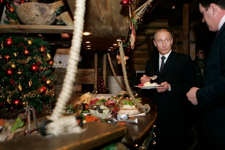 10. Ne boji se biti rasko&scaron;an: Dobar način kako bismo shvatili &scaron;to bi Vladimir Putin mogao jesti u formalnijim prilikama je pogledati neke od jelovnika s prethodnih događanja i večera. Za vrijeme ručka u Podvoryeu, restoranu u Sankt Peterburgu, za početak je pojeo riblju juhu, nakon čega su slijedili naresci, dimljena jesetra s limunom i maslacem, a zatim niz slastica. Na večeri s Georgeom W. Bushom 2008. njih dvojica su večerali jelenji file s mariniranim gljivama, teleći file s pečenim krumpirom, kulibijac lososa i rakova i na kraju pitu od bobica sa sladoledom. Na jo&scaron; jednoj večeri Putin je 2006. godine jeo salatu od rajčica (s 50 godina starim balzamičnim octom), rakove s marmeladom od ogrozda, oladi s kavijarom, bijelu ribu, odrezak i sladoled od jagoda.
