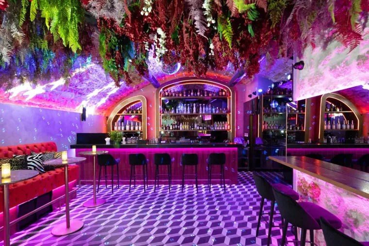 Ovaj bar je must see destinacija u Dubrovniku, koji će svoja vrata otvoriti u subotu, 7. svibnja 2022., kada se očekuje pravi spektakl, koji će dodatno začiniti glazbeno plesni program i gosti iznenađenja.