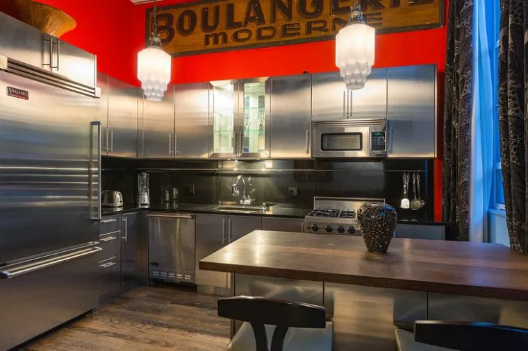 Sudu je otkrila &scaron;to joj je Heard rekla u vezi s navodnim Deppovim bijesom potaknutim drogom. "Kada je Depp bio pijan ili napu&scaron;en, bacio bi je na krevet, strgnuo joj spavaćicu i poku&scaron;ao se seksati s njom. Bilo je trenutaka kada ju je prisiljavao da mu pruži oralni seks kada je bio ljut. To nisu bili trenuci ljubavi. To su bili trenuci ljutnje. Bili su to trenuci dominacije, trenuci u kojima je poku&scaron;avao preuzeti kontrolu nad njom", rekla je Hughes. 