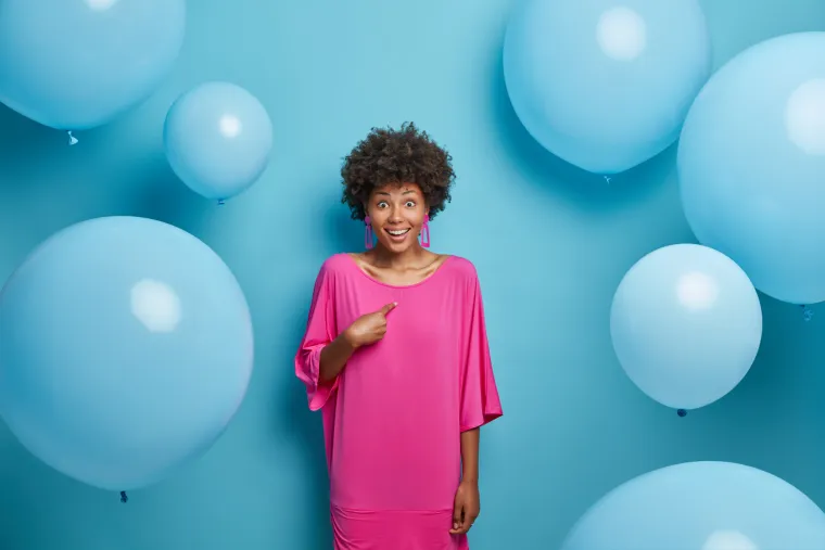 Također, haljine balon kroja trebali biste izbjegavati u širokom luku.