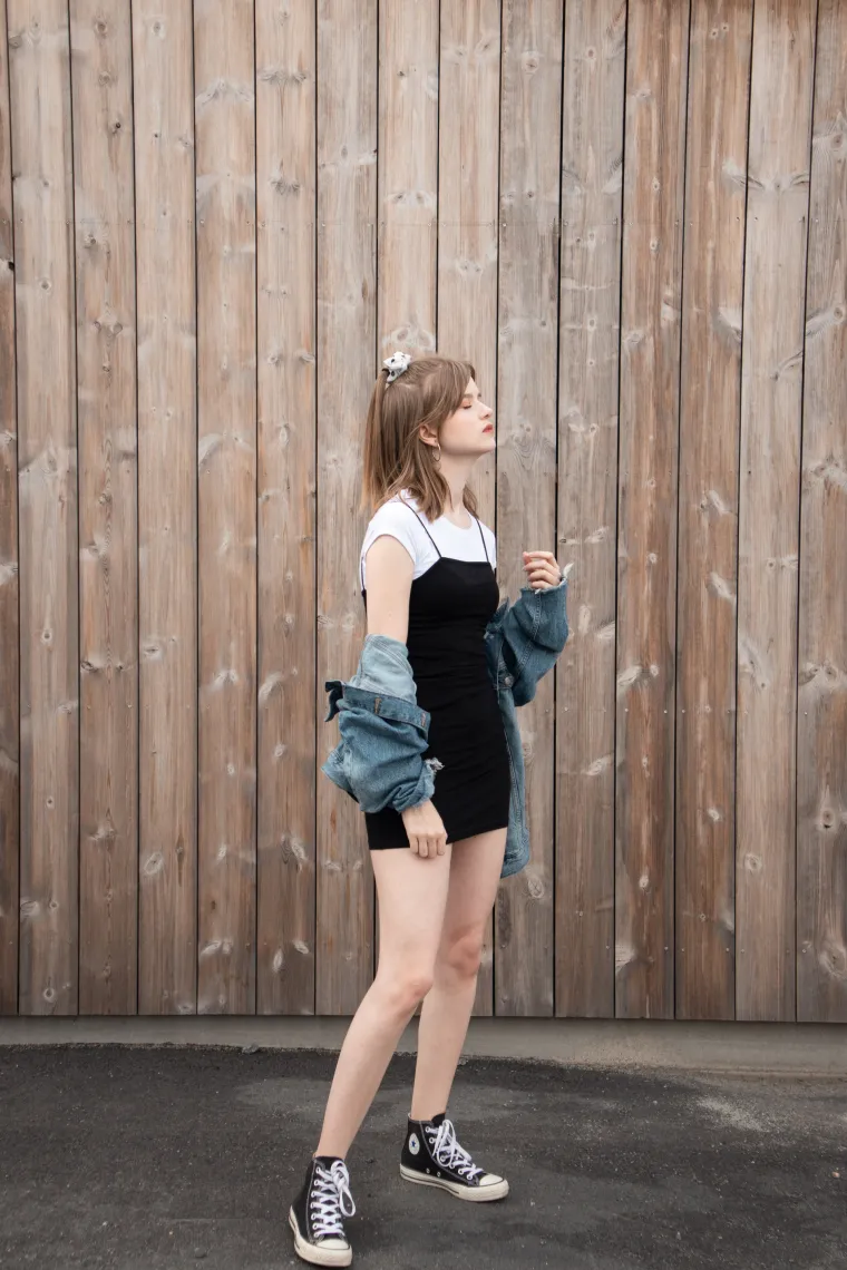 Sve dame koje žele izgledati elegantno trebale bi prestale nositi Converse tenisice jer izgledaju previše ležerno i ne baš privlačno. &quot;Prije svega, odsjeku vam noge i to nikome ne laska, osim ako ne želite imati optičku varku kraćih nogu&quot;, pojasnila je Anna.