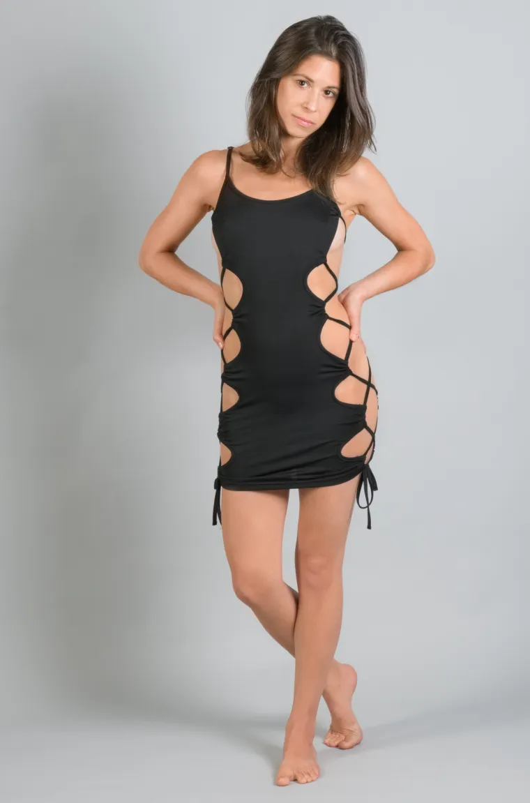 Želite li izgledati otmjeno ovog proljeća i ljeta, klonite se odjeće s izrezima. &quot;Cut-out&quot; trend bio je popularan prošle godine, no još uvijek je itekako poželjan. &quot;Mislim da taj trend nije stvoren za širu javnost. Često su ti izrezi smješteni tamo gdje imate višak kože, a to baš i nije lijepo&quot;, kazala je Anna.