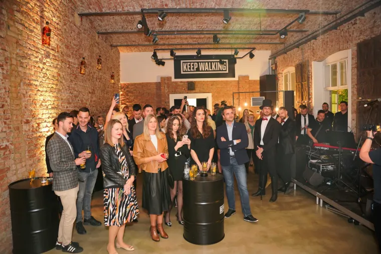 Tolja vratio domaću elitu u zlatno doba Hollywooda! Na&scaron; 'it' par blistao na luksuznom partyju