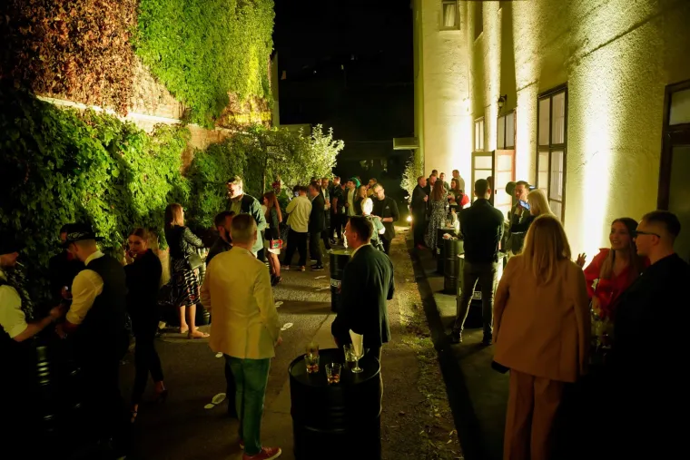 Tolja vratio domaću elitu u zlatno doba Hollywooda! Na&scaron; 'it' par blistao na luksuznom partyju