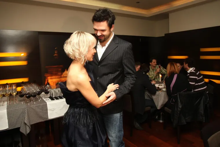 Gra&scaron;o i Danijela upoznali su se davne 1995. godine na Dori u Opatiji, nakon &scaron;to se Danijela razvela od Marka Perkovića Thompsona. Petar je jednom prilikom opisao sudbonosni susret: "Ja sam 1995. na Dori bio autor pjesme 'Boginja' koju je otpjevao Oliver Dragojević. Mi smo bili drugi jer, naravno, na svakom festivalu gdje Tonči Huljić pi&scaron;e pjesmu, on bude prvi. On je tad bio prvi s Danijelom. Ja sam gledao taj njihov stol i nisam ih tada ni poznavao. Zdenko Runjić, Oliver i ja smo sjedili, a ja sam gledao taj stol pokraj nas i mislio si: 'Sad su ti neki Huljići pobijedili. Vidi ovu malu plavu koja pjeva kikiriki Miki moj. Ni&scaron;ta mi tu nije bilo jasno. Na kraju je ta 'mala' već 22 godine moja djevojka, a ovaj čovjek do mene je moj veliki prijatelj i jedan od najboljih autora mojih hitova. Život je ponekad tako duhovi'", rekao je Petar u jednom showu.