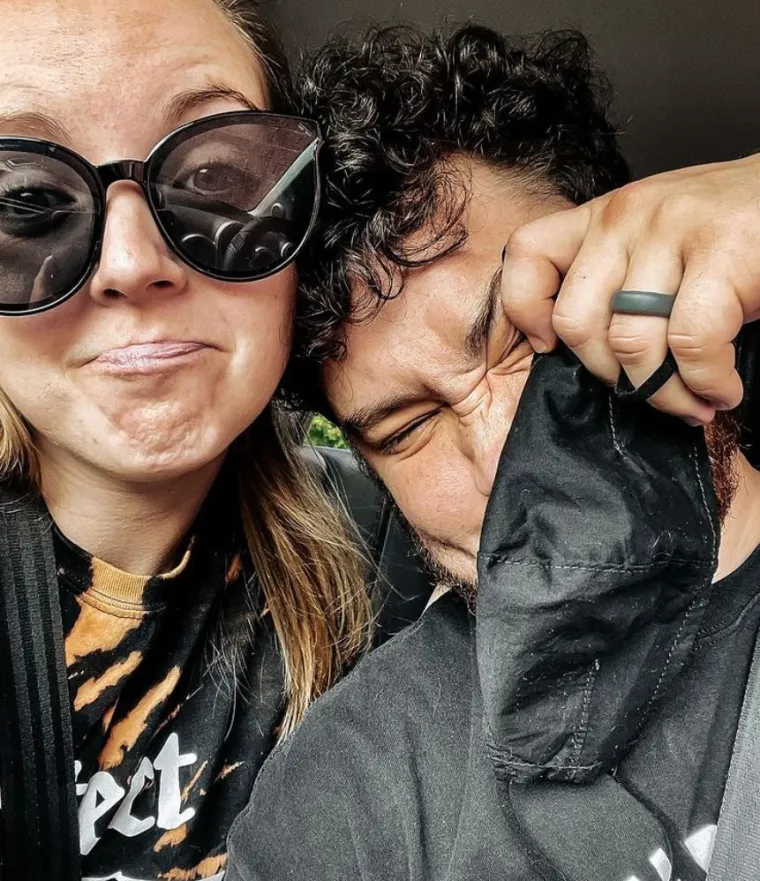 Sa 16 godina odlučio je napustiti svoj dom i preselio se u svoj stan i počeo raditi u lokalnom McDonaldsu. Zatim je svima obznanio da je transrodan i počeo je prelaziti u muškarca. Godine 2016. vratio se u Kingsport gdje je Kayla još uvijek živjela. I dok su se jedne večeri družili, Aaron je odlučio poljubiti Kaylu. Ona je tada izjavila da i ona gaji osjećaje prema njemu i par je počeo izlaziti. &quot;Dok je Aaron bio odsutan u Oregonu, pratila sam njegovu tranziciju i što se događalo s njim svih tih godina. Bilo je lako prijeći iz prijateljstva u vezu. Aaron je uvijek bio ista osoba bez obzira na ime ili zamjenice, tako da njegova tranzicija nije ni najmanje utjecala na naš odnos. Uvijek smo imali vezu koja je bila dublja od samog prijateljstva&quot;, rekla je. 