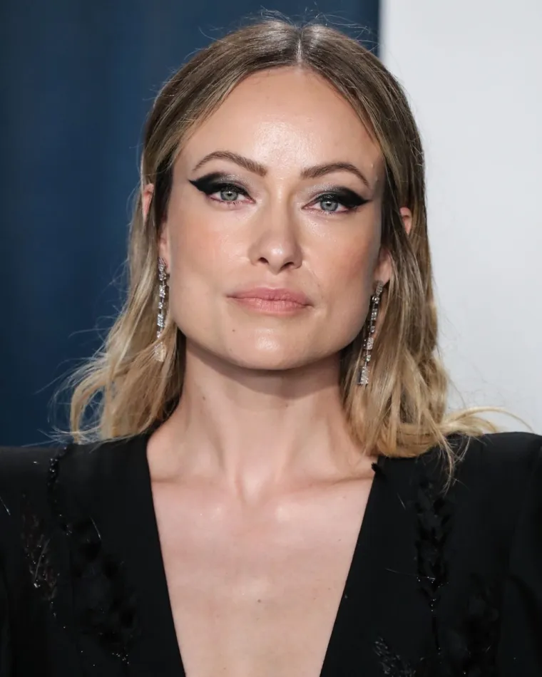 Djevojka Harryja Stylesa, Olivia Wilde, navodno se osjećala &quot;poniženom&quot; nakon što su joj na pozornici bezdušno uručeni papiri za skrbništvo. Glumica, koja ima dvoje djece s kolegom Jasonom Sudeikisom, izgledala je uznemireno dok je otvarala omotnicu s natpisom &quot;Osobno i povjerljivo&quot; pred stotinama obožavatelja.