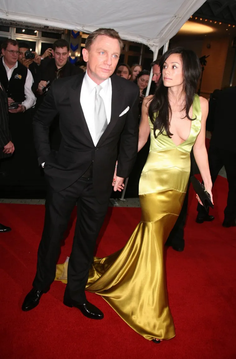 Prije vjenčanja s Rachel Weisz 2011., zvijezda James Bond serijala Daniel Craig bio je zaručen za producenticu Satsuki Mitchell. Par je bio zajedno sedam godina prije nego što su se razišli 2010. godine. tada se šuškalo da ju je Craig ostavio zbog svoje sadašnje supruge, s kojom se vjenčao šest mjeseci kasnije. Ljuta i uznemirena Satsuki udarila ga je tamo gdje će ga najviše zaboljeti - po džepu. Naime, potrošila je milijun dolara s njegove kredite kartice.