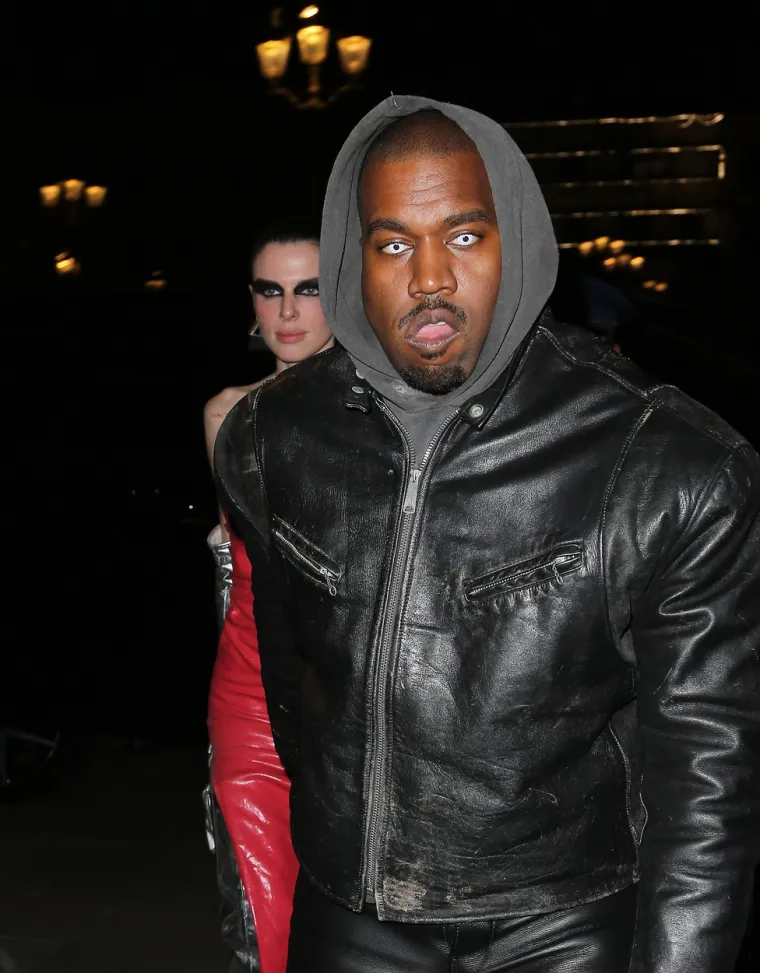 Kanye West i Kim Kardashian službeno su se rastali 2021. godine i od tada oboje su se viđali s drugim ljudima. No, čini se da reper nije presretan zbog Kiminog izbora partnera. U bizarnom animiranom videu za svoju pjesmu &quot;Eazy&quot; pogrdno je repao o njenom novom dečku Peteu Davidsonu te ga je živog zakopao.