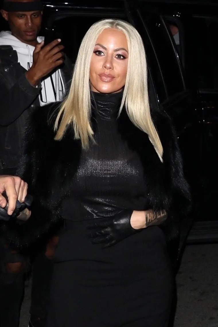 Kanye West je pobjesnio kada je njegova bivša djevojka Amber Rose, s kojom je bio u vezi između 2008. i 2010. godine, otkrila više detalja o njihov seksualnom životu nego što je on htio. &quot;Awww jesi li ljut što više nisam tu da izigravam tvoju ku**u?&quot;, napisala je javno na svom Twitteru. Kanye joj je vrlo brzo vratio lopticu javnom objavom: &quot;Bivše mogu biti ljute, ali samo da znate da im nikad nisam dopustio da se igraju s mojim ku**m... Ja to ne radim...&quot;.