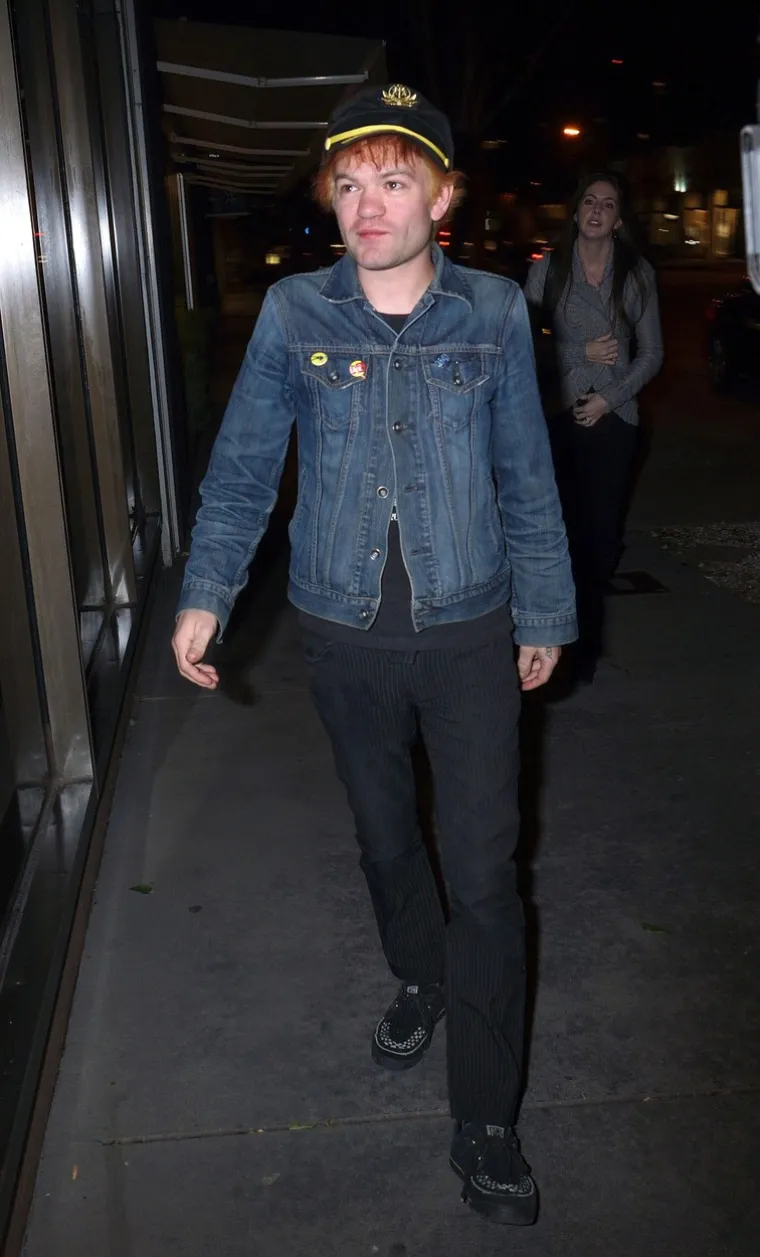 Kada se rocker Deryck Whibley, koji je bio u braku s Avril Lavigne između 2006. i 2009. godine, odlučio maskirati u nju za Noć vještica izazvao je urnebesne reakcije. No, nije poznato je li Avril to bilo smiješno.