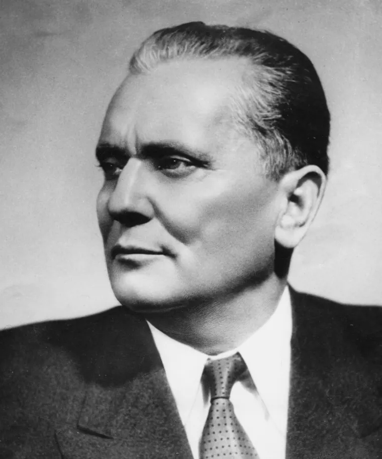 Tito, navodno, nije volio pričati o svom sudjelovanju u Prvom svjetskom ratu. Početkom 1915. godine poslan je na front u Rusiju gdje je ranjen, a nakon toga u bolnici je proveo više od godinu dana. Tito je po povratku  novoformiranu Kraljevinu Srba, Hrvata i Slovenaca radio u bravarskim radionicama. Neki izvori tvrde da je neko vrijeme proveo u Smederevskoj Palanci, kao radnik u tvornici vagona Jasenica.