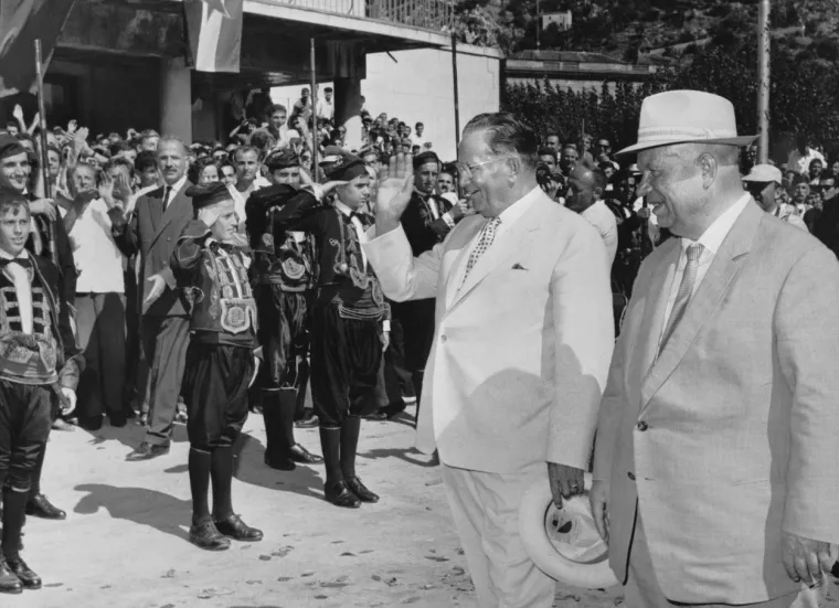 Tito je u nekim teorijama zavjere nekoliko puta umirao: jednom tijekom Prvog, pa onda i tijekom Drugog svjetskog rata. Jedan od njegovih biografa Vladimir Dedijer, zabilježio je da je Tito bio ranjen u lipnju 1943. godine, usred njemačkog bombardiranja. Od sigurne smrti spasao ga je njemački ovčar Luks, nerazdvojni Titov ratni drug.