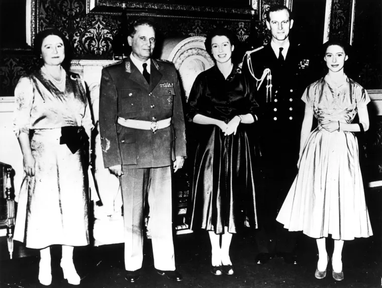 Tito se družio s brojnim slavnim osobama i holivudskim zvijezdama koje su tijekom 1970-ih dolazile u Jugoslaviju zbog uloga u partizanskim filmovima. Između ostalog, ugostio je Richarda Bartona i njegovu tadašnju suprugu Elizabeth Taylor, Kirka Douglasa, Sofiju Loren, Ginu Lollobrigidu te kraljicu Elizabetu II.
