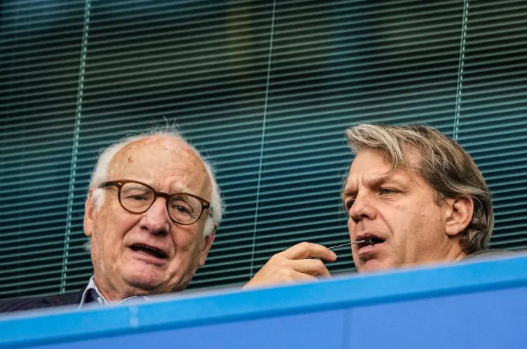 Novi vlasnik Chelseaja gledao horor svog novog kluba. Pogledajte &scaron;to je tip sve radio u svečanoj loži: 'Bio je u očaju'