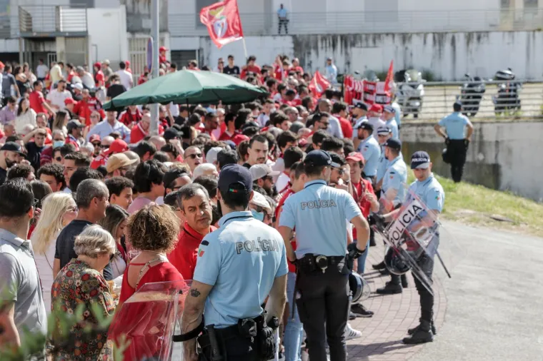 Jedna je gospođa, među ekipom ultrasa, pokazala grudi. Nije navijačica prvaka Porta marila ni za brojne kamere