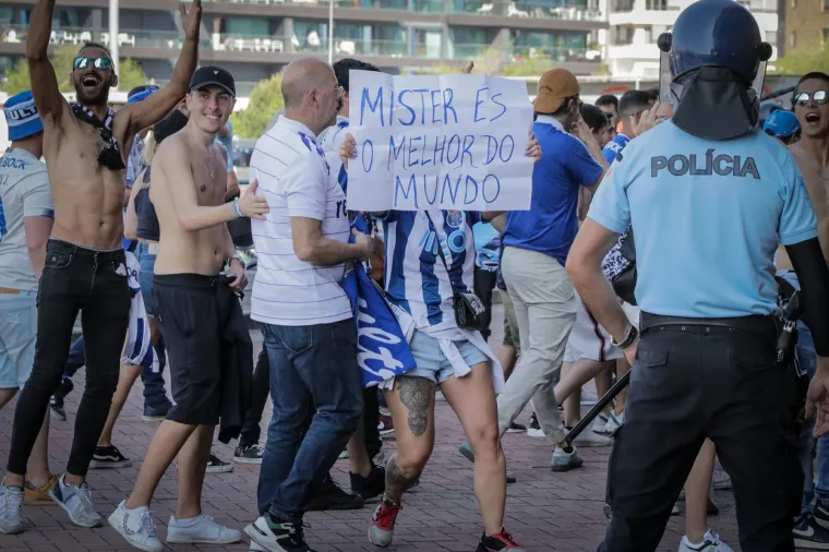 Jedna je gospođa, među ekipom ultrasa, pokazala grudi. Nije navijačica prvaka Porta marila ni za brojne kamere