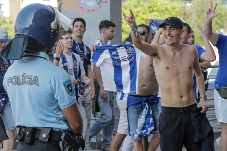 Jedna je gospođa, među ekipom ultrasa, pokazala grudi. Nije navijačica prvaka Porta marila ni za brojne kamere