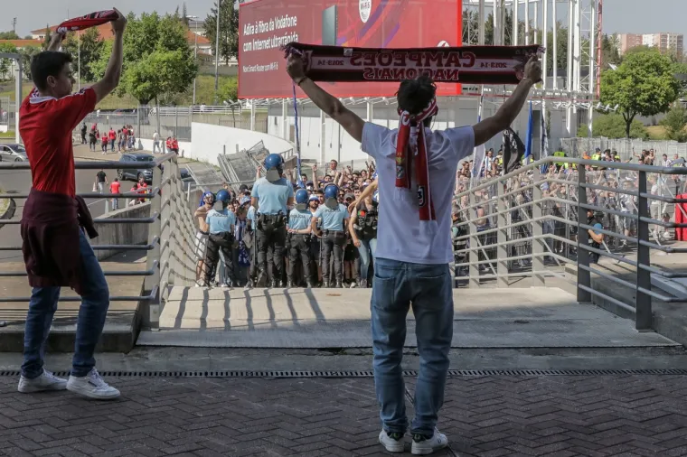 Jedna je gospođa, među ekipom ultrasa, pokazala grudi. Nije navijačica prvaka Porta marila ni za brojne kamere