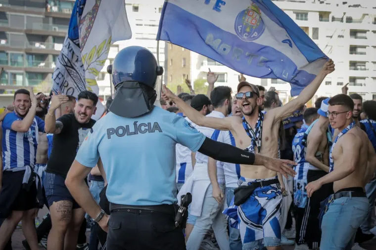 Jedna je gospođa, među ekipom ultrasa, pokazala grudi. Nije navijačica prvaka Porta marila ni za brojne kamere