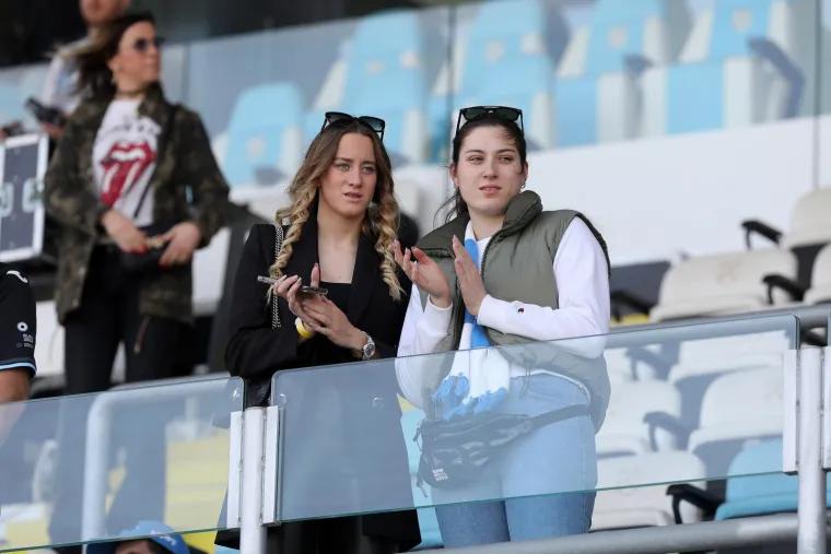 I njih dvije su se na&scaron;le na tribinama i prate Jadranski derbi. Koga su samo gledale?