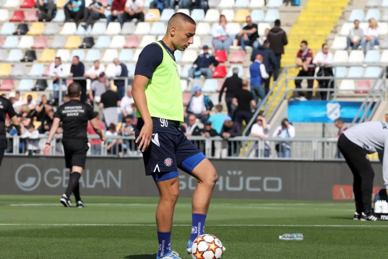 I njih dvije su se na&scaron;le na tribinama i prate Jadranski derbi. Koga su samo gledale?