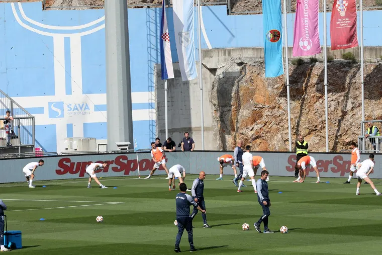 I njih dvije su se na&scaron;le na tribinama i prate Jadranski derbi. Koga su samo gledale?