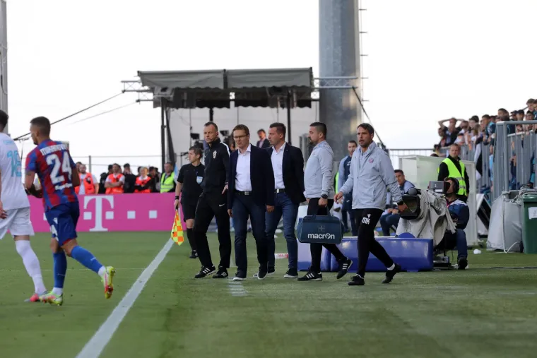 Slavlje Hajduka na Rujevici. Torcida u svom stilu proslavila približavanje Dinamu na ljestvici, sve se jasno čulo na TV-u