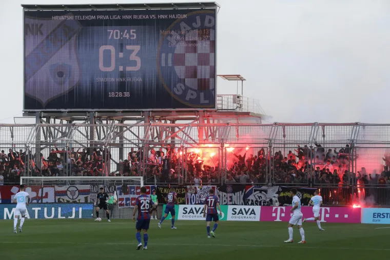 Slavlje Hajduka na Rujevici. Torcida u svom stilu proslavila približavanje Dinamu na ljestvici, sve se jasno čulo na TV-u